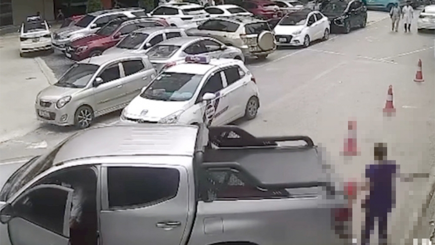 Ô tô bất ngờ lùi cán qua người phụ nữ đi bộ trong bệnh viện ở Hà Nội