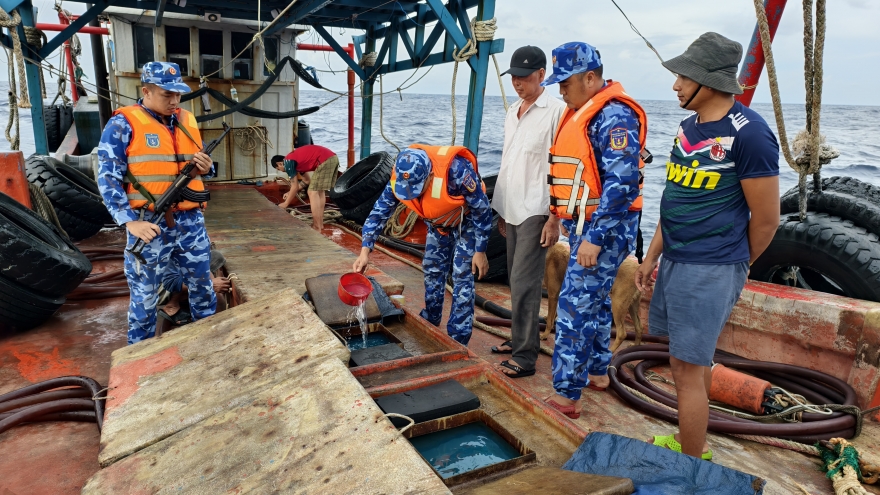 Bắt giữ tàu vận chuyển 50.000 lít dầu trái phép trên vùng biển Tây Nam