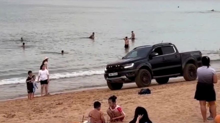 Khởi tố tài xế phóng xe bán tải ở bãi biển Tuy Hòa