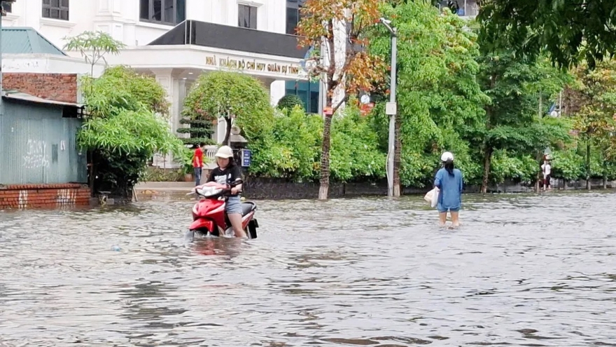 Nhiều con đường ở thành phố Bắc Giang chìm trong "biển nước"