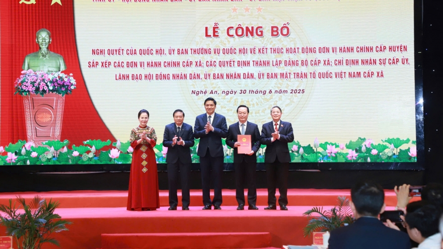 Công bố tổ chức bộ máy, nhân sự 130 xã, phường ở Nghệ An