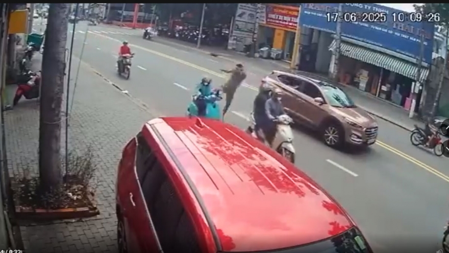 Người đàn ông dừng gấp ô tô, đạp một phụ nữ đang điều khiển xe máy
