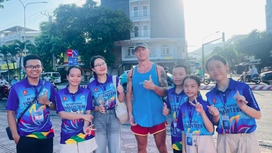 Young volunteers guide tourists in Nha Trang