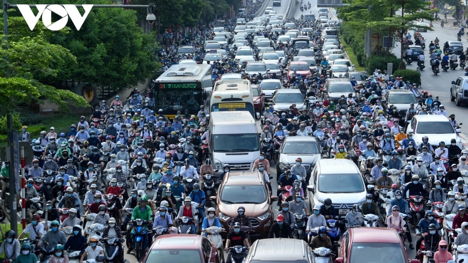 Hà Nội nghiên cứu tăng lệ phí trước bạ, phí biển số ô tô, xe máy chạy xăng, dầu