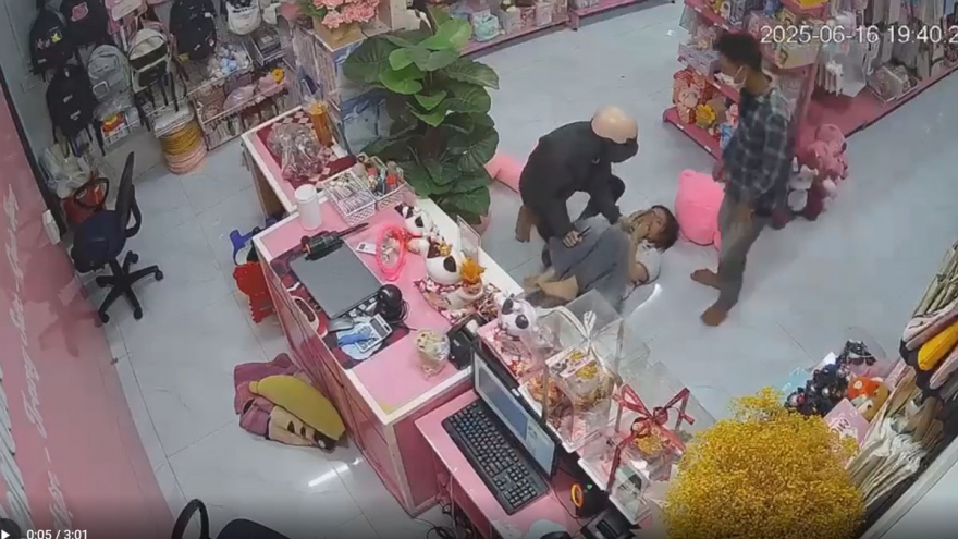 Bắt giữ 2 thanh niên dùng dao khống chế, cướp ở cửa hàng quà tặng ở Bình Phước
