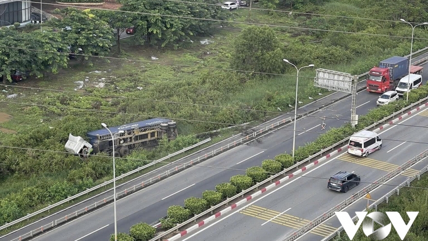 Xe đầu kéo lật nhào trên cao tốc TP.HCM - Long Thành - Dầu Giây