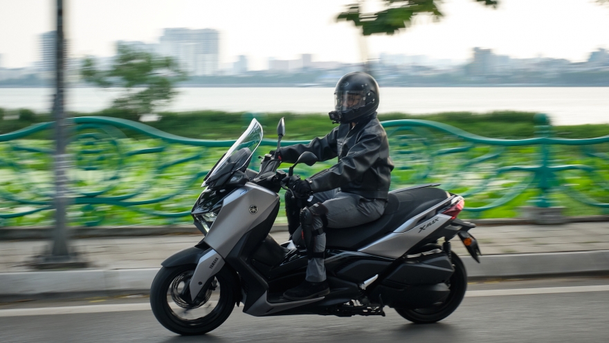 Yamaha XMAX 300 - Lựa chọn thực tế cho người sống xa trung tâm