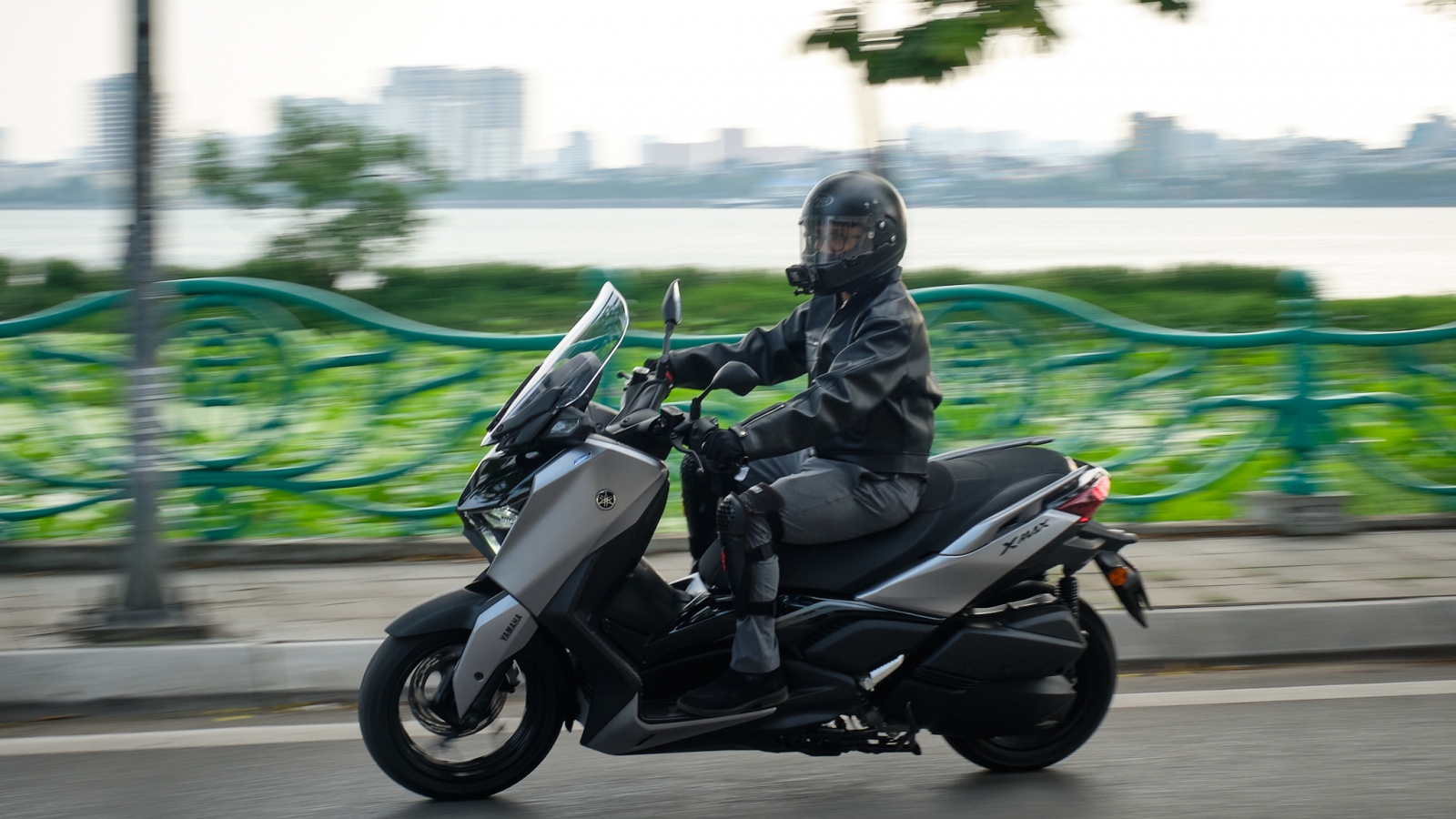Yamaha XMAX 300 - Lựa chọn thực tế cho người sống xa trung tâm