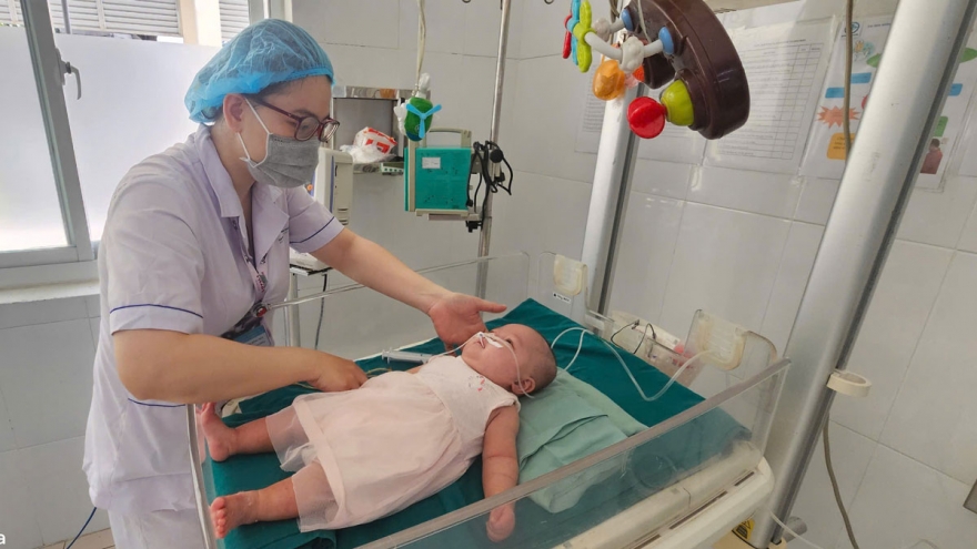 Hành trình cứu sống bé gái sinh non 950g, mắc bệnh tim bị bỏ rơi ở Bình Dương