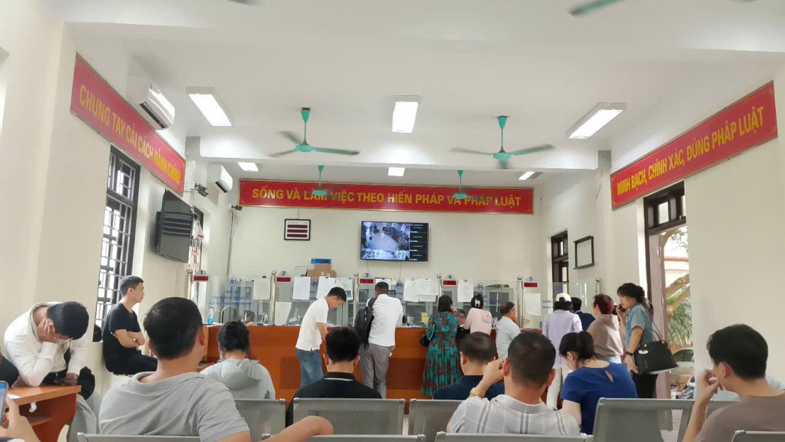 Hưng Yên: Người dân đổ xô đi làm giấy tờ đất đai trước khi sáp nhập
