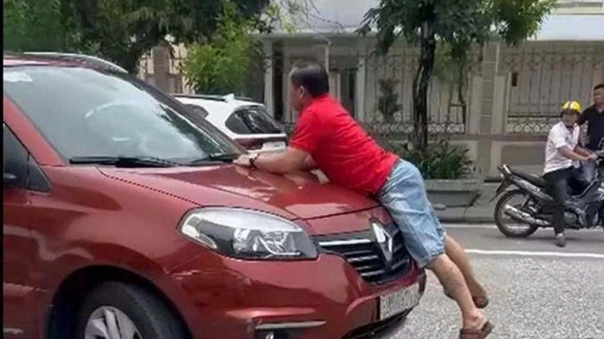 Bản tin tổng hợp: Người đàn ông bám nắp capo ô tô khi xe đang chạy