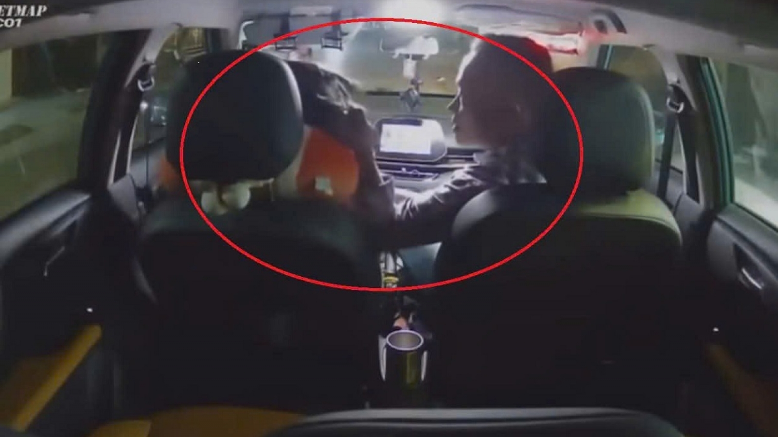 Tài xế taxi bị hành khách hành hung, liên tục đấm vào đầu và mặt