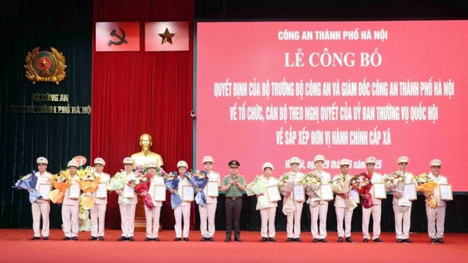 Công an TP Hà Nội chính thức ra mắt 126 công an phường, xã