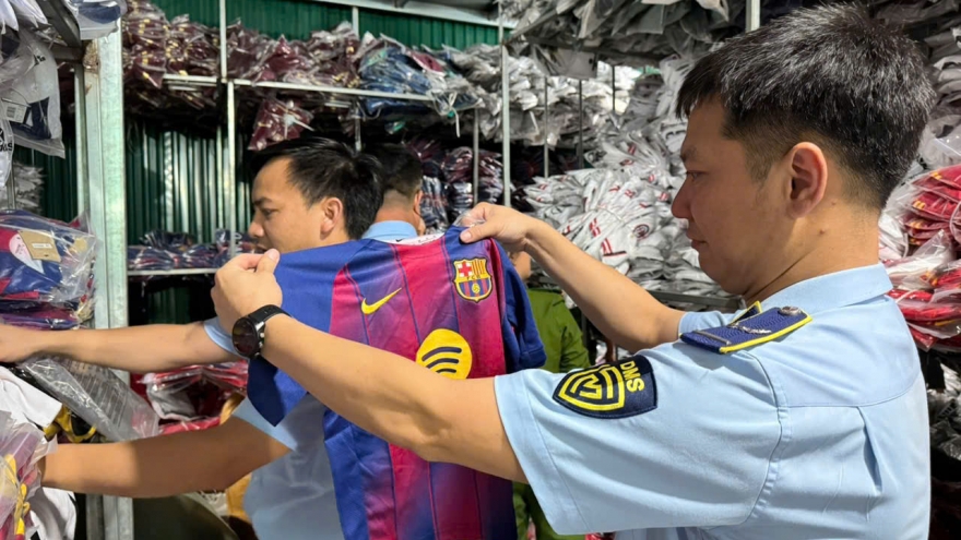 Khởi tố đối tượng buôn bán áo giả thương hiệu Nike, Puma, Adidas trị giá hơn 6,6 tỷ đồng
