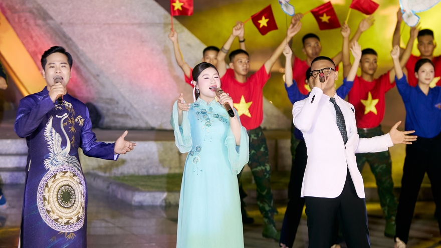 Sao mai Thu Hằng: Mỗi lần hát ở Đường 9 là một lần lồng ngực nghẹn lại