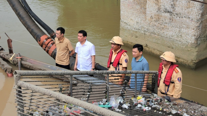 Bắt quả tang tàu khai thác 600 m³ cát trái phép trên sông Đào ở Ninh Bình