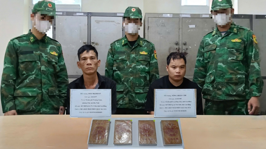 Bắt quả tang đối tượng vận chuyển 4 bánh heroin