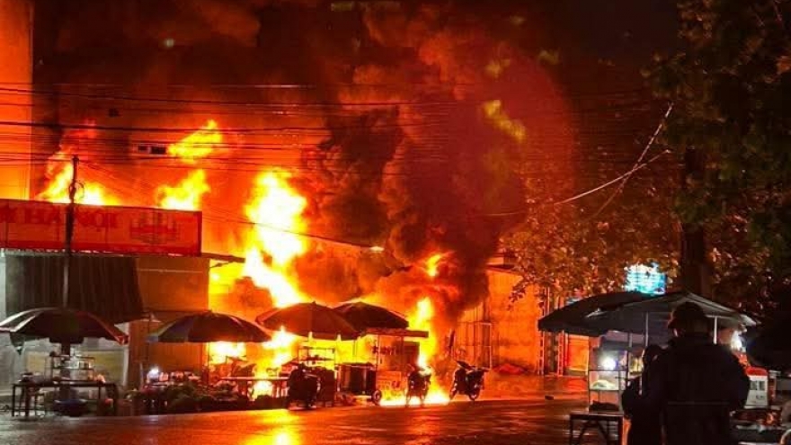 Cây xăng ở Bắc Ninh bất ngờ bốc cháy dữ dội trong đêm