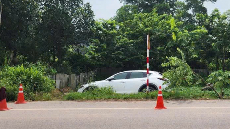 Ô tô mất lái lao xuống ruộng, một phụ nữ tử vong thương tâm