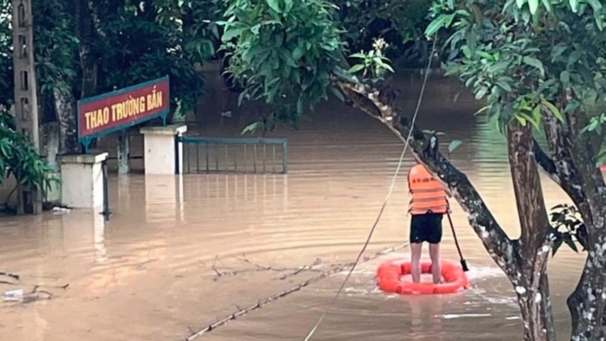 Nghe An residents evacuated as rivers swell overnight