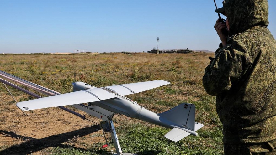 Ukraine tấn công căn cứ không quân Nga, Moscow tập kích bằng UAV xuyên đêm