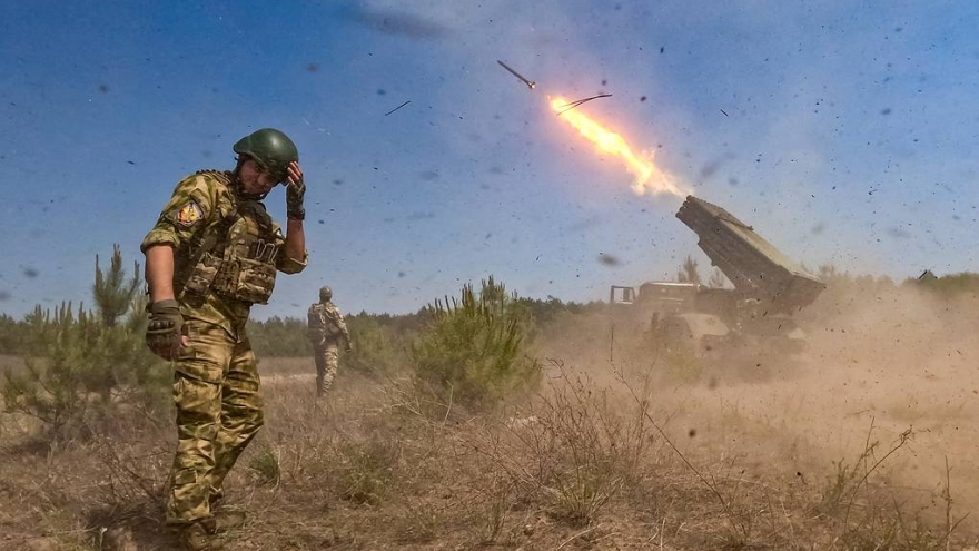 Ông Trump tung đòn kép: Vũ trang Ukraine, buộc châu Âu chia lửa với Mỹ