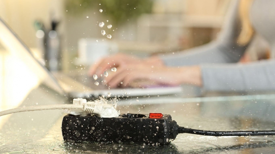 Những công việc cần làm để bảo vệ thiết bị điện tử mùa mưa bão