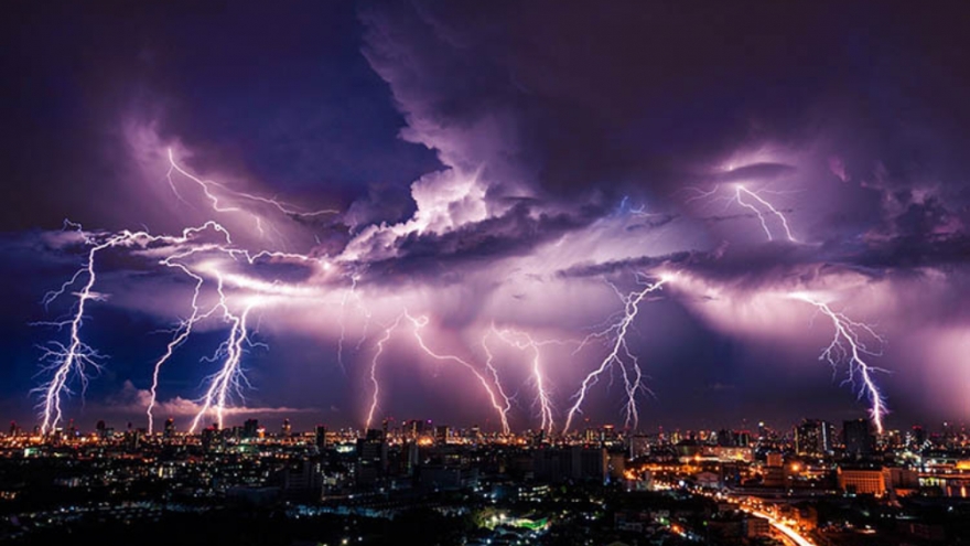 Tắm khi trời giông bão có nguy hiểm không?