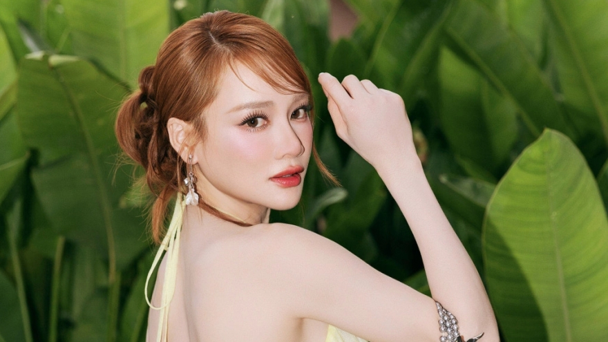 Sao Việt 8/7: Nhã Phương khoe lưng trần gợi cảm
