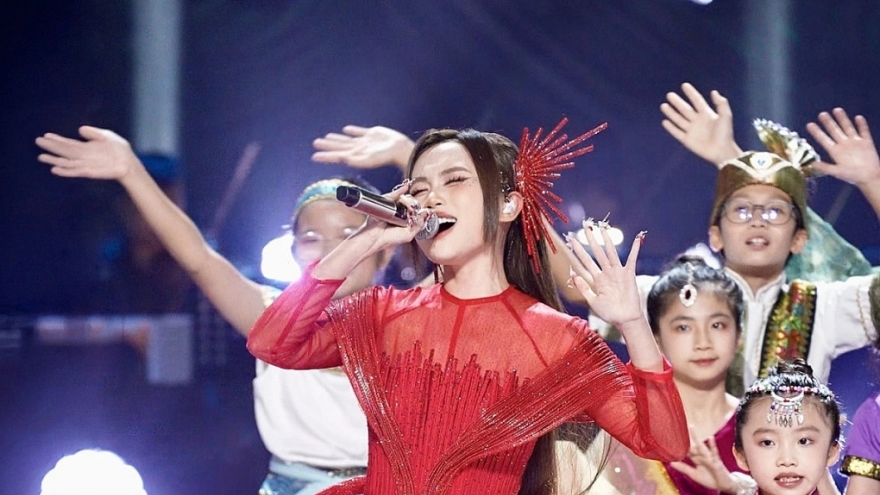 Phương Mỹ Chi hát "Lạc trôi", nhận mưa lời khen từ diva Trung Quốc