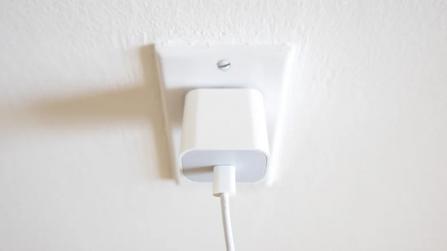 Cảnh báo về thói quen cắm sạc điện thoại khi không sử dụng