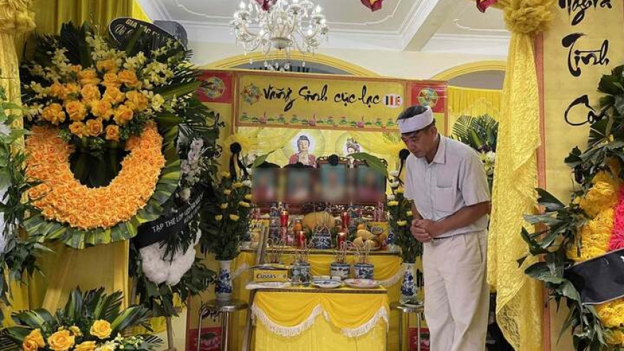 Cả nhà 5 người đi du lịch Hạ Long mừng con vào đại học, mỗi con trai trở về