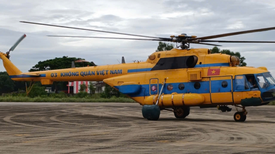 Trực thăng thả lương thực, thực phẩm cứu trợ xuống nơi bị lũ cô lập ở Nghệ An