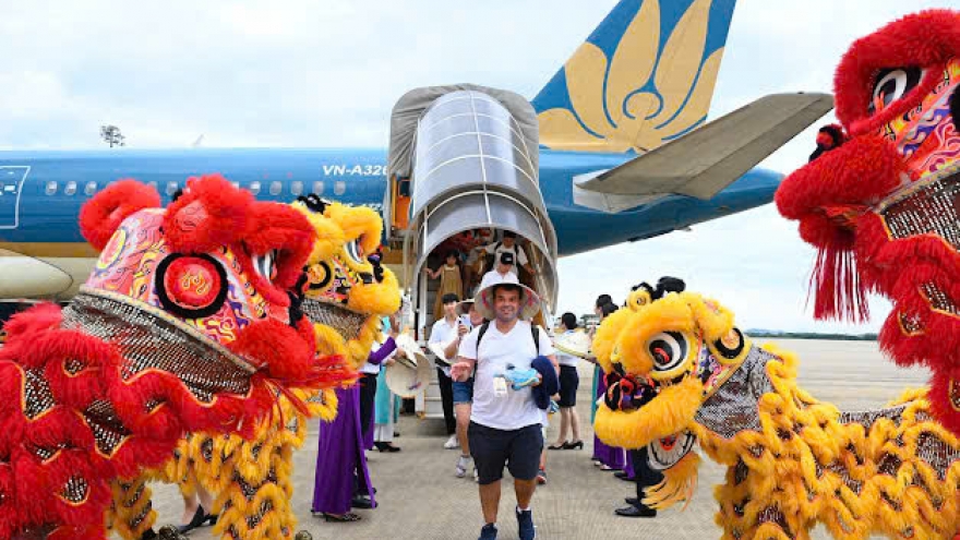 Chuyến bay đến Huế của Vietnam Airlines đón hành khách thứ 350 triệu