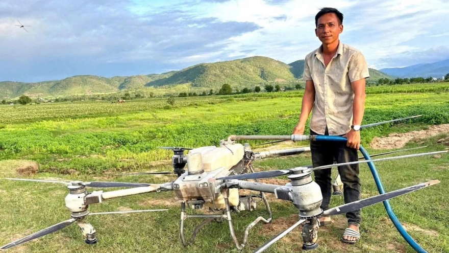 Tặng bằng khen cho nông dân cứu 3 em nhỏ khỏi lũ cuốn bằng máy bay không người lái