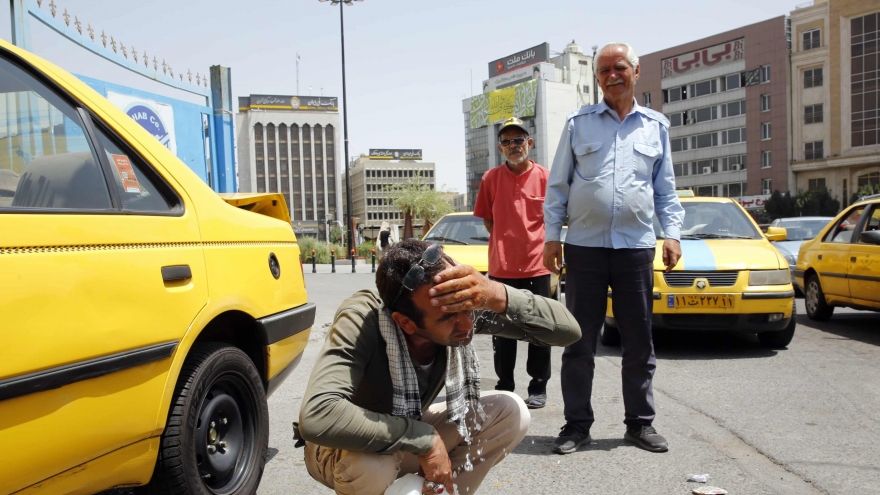 Nắng nóng nghiêm trọng ảnh hưởng đến nguồn cung cấp nước và điện trên khắp Iran