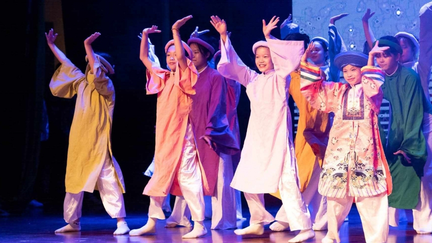 Gần 100 vũ công nhí kể giấc mơ bằng ballet, hiphop và múa hiện đại