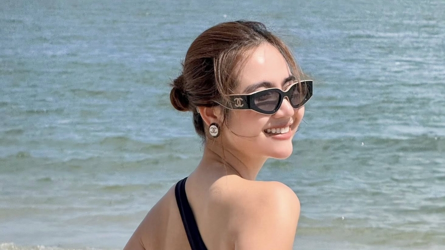 Sao Việt 14/7: Huyền Lizzie gợi cảm với bikini trên bãi biển