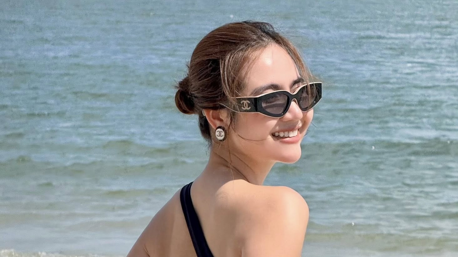 Sao Việt 14/7: Huyền Lizzie gợi cảm với bikini trên bãi biển