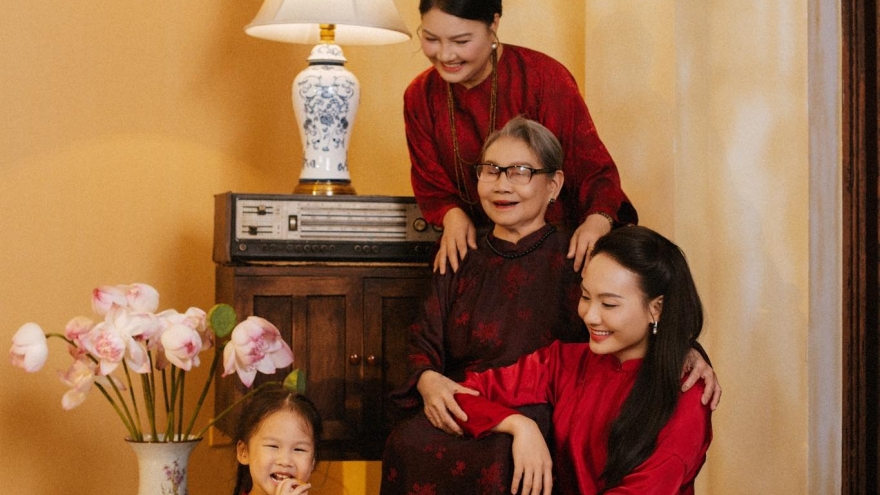 Sao Việt 18/7: Bảo Thanh chụp ảnh gia đình 4 thế hệ