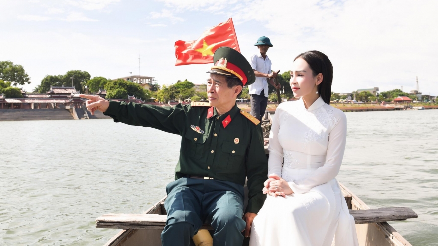 Sao mai Khánh Ly rơi nước mắt khi hát giữa Nghĩa trang Liệt sĩ Trường Sơn