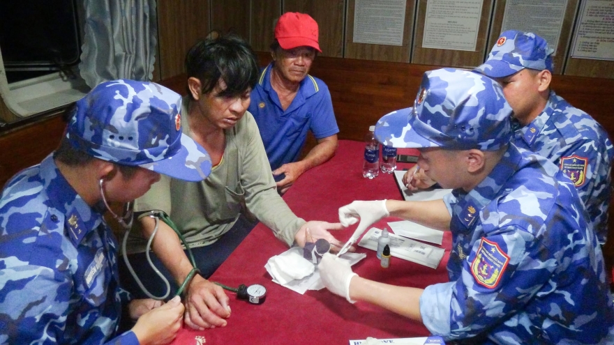 Cảnh sát biển 4 cứu ngư dân bị tai nạn lao động trên biển