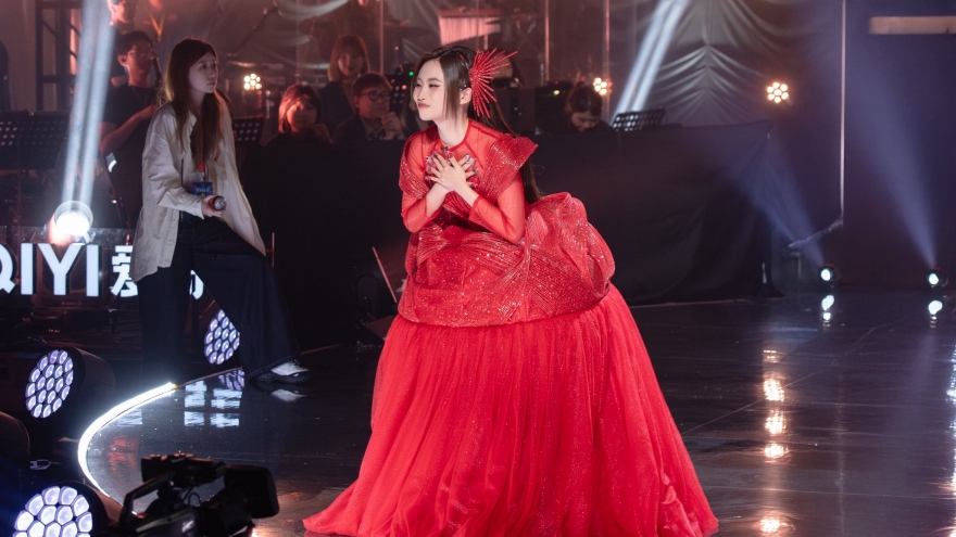 Phương Mỹ Chi xúc động khi được khán giả cổ vũ tại "Sing! Asia 2025"