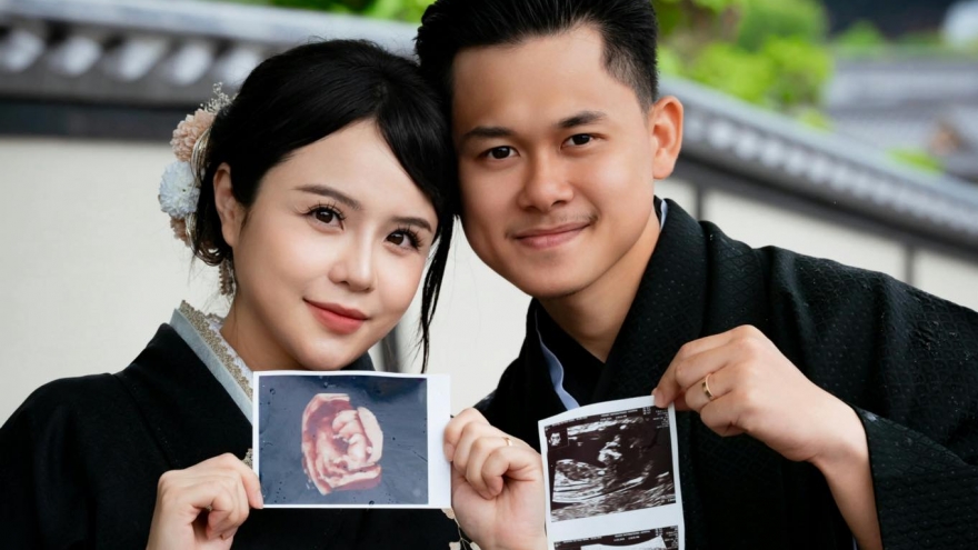 Ca sĩ Thái Trinh mang thai con đầu lòng