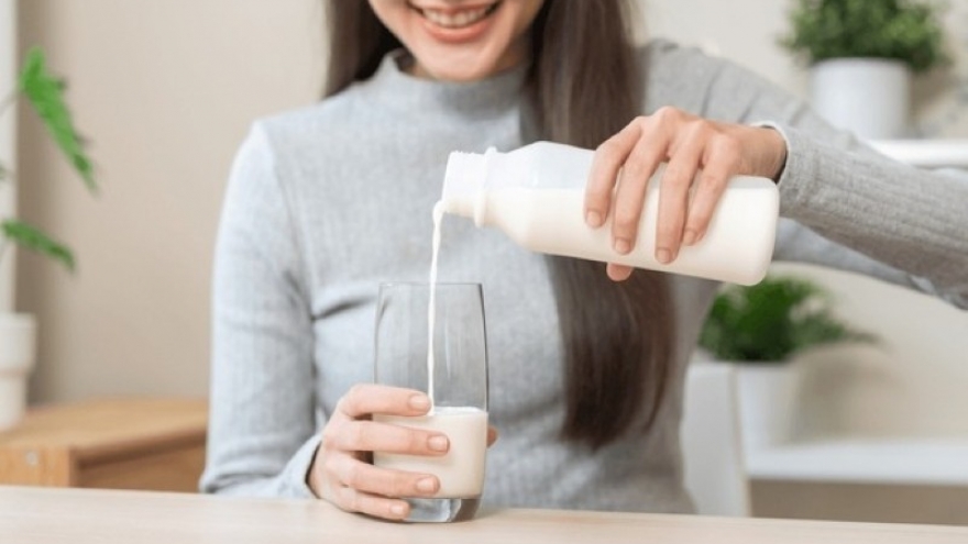 5 kiểu uống sữa cực hại cho sức khỏe nhiều người vẫn làm mỗi ngày mà không biết
