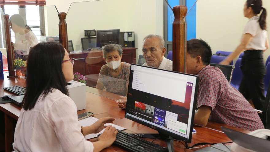 Cụ ông 88 tuổi đi đăng ký kết hôn trong ngày đầu vận hành chính quyền 2 cấp