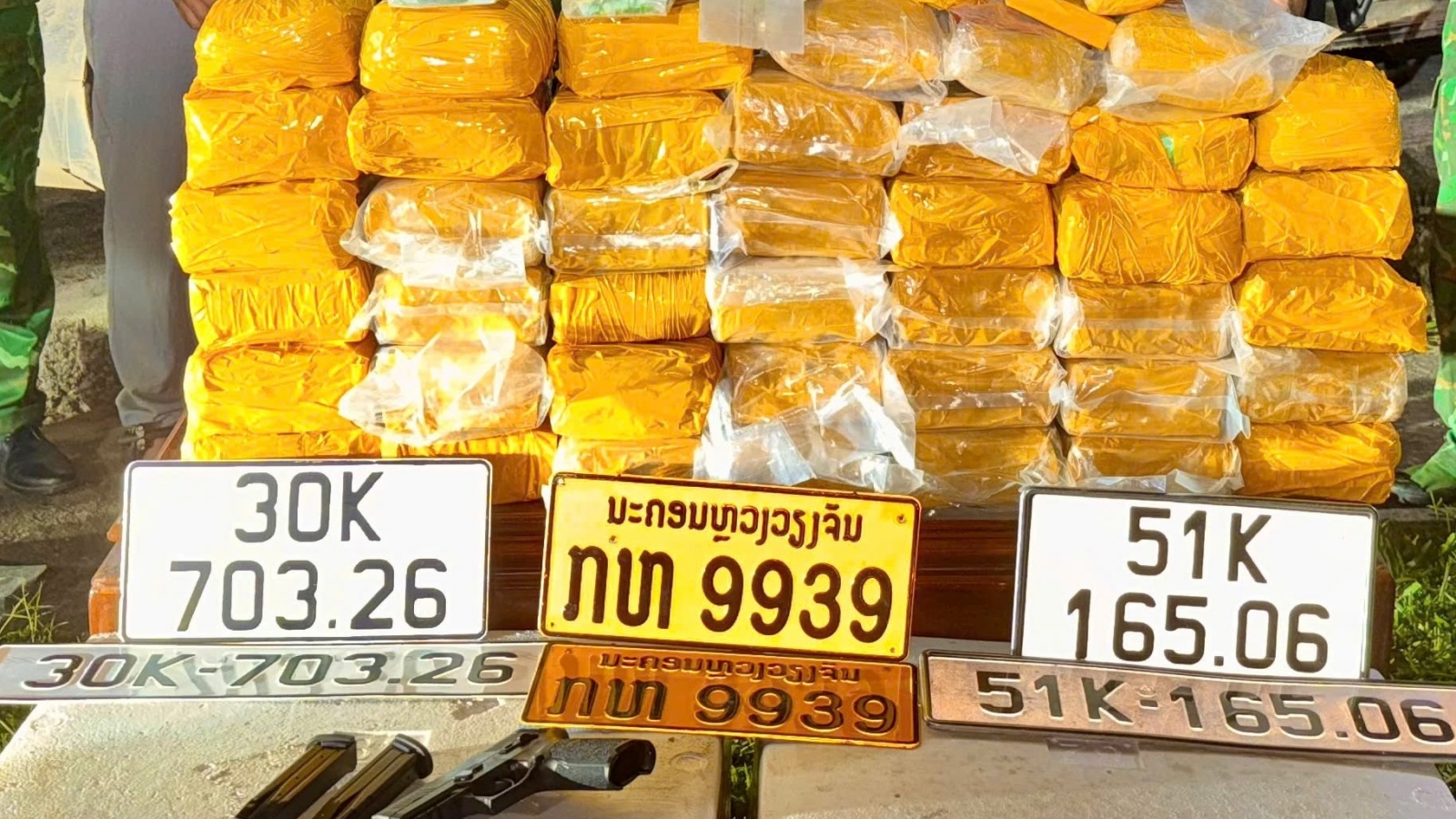 Trùm ma túy mang súng, giấu 45kg "hàng trắng" trong hầm xe qua cửa khẩu Cầu Treo