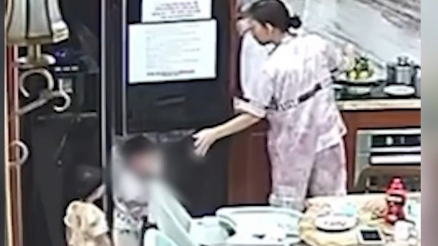 Làm rõ vụ bé trai 2 tuổi bị bảo mẫu liên tiếp đánh vào mặt và ép đầu vào tủ lạnh