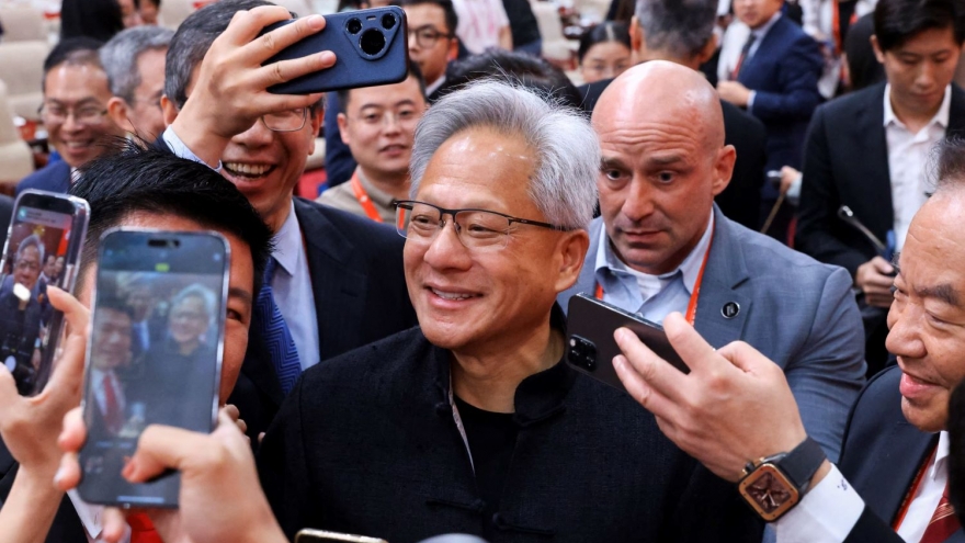 CEO Nvidia ca ngợi AI Trung Quốc, nối lại bán chip H20 cho Bắc Kinh