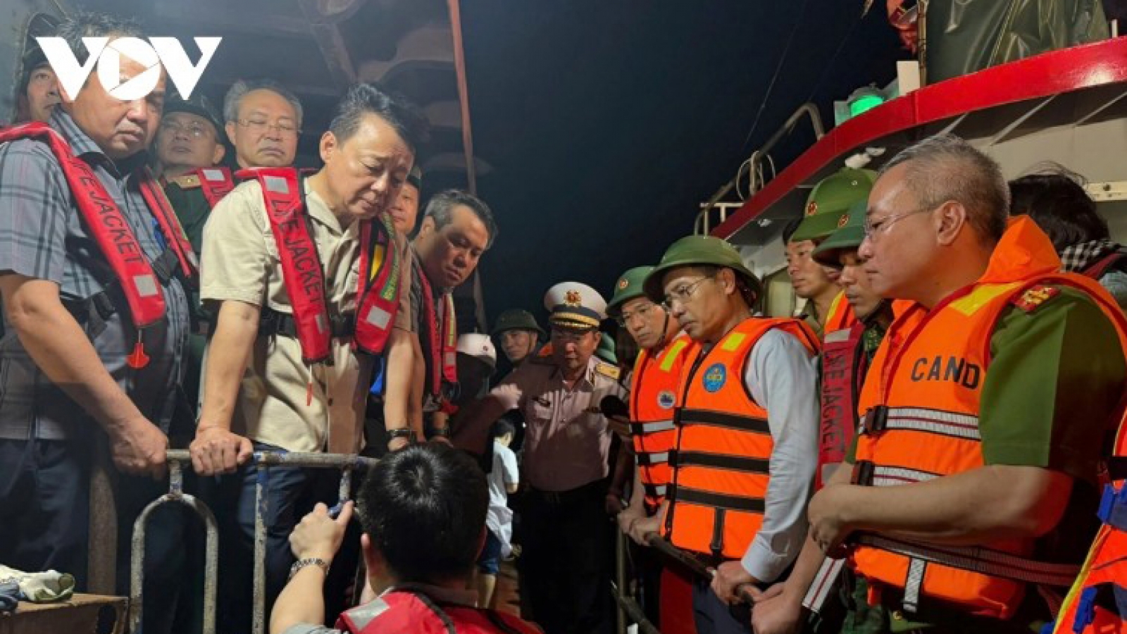 Deputy PM Tran Hong Ha directs rescue efforts after boat capsizing, 29 bodies found